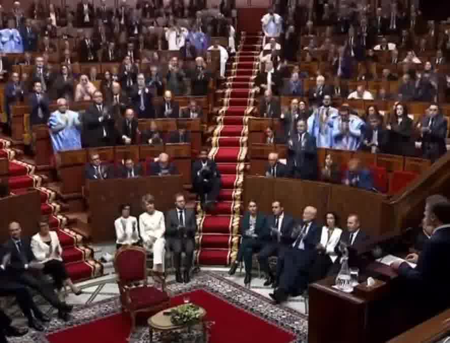 Macron a déclaré que le territoire contesté du Sahara occidental appartient au Maroc lors d'un discours au Parlement marocain  Le présent et l'avenir de cette région [le Sahara occidental] font partie de la souveraineté marocaine