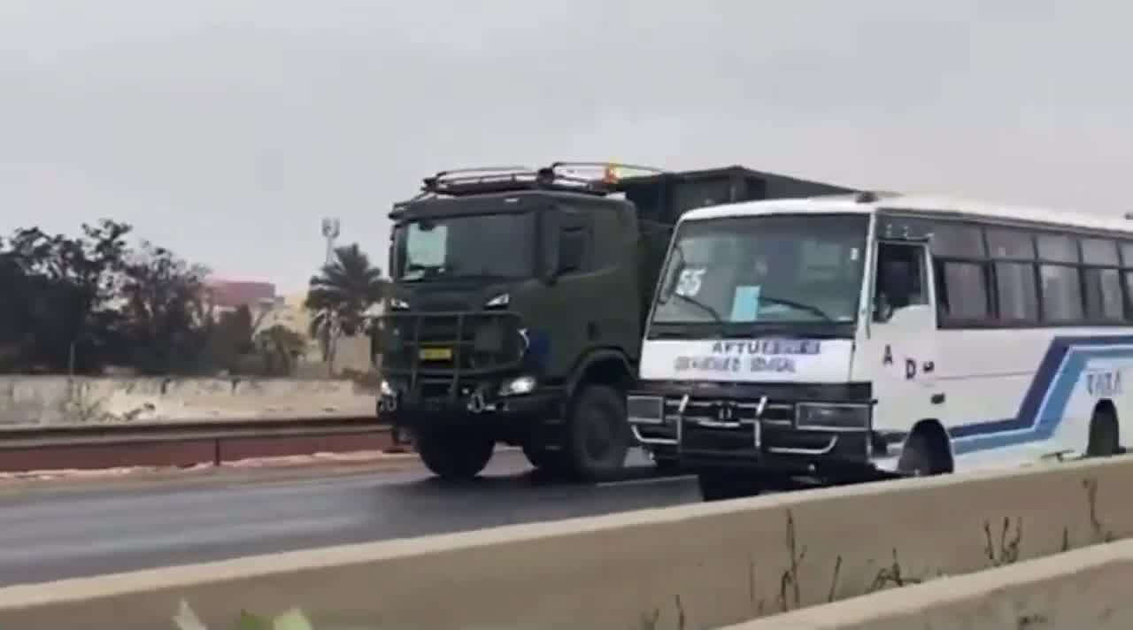 Französische Militärkonvois verlassen ihre Stützpunkte in Dakar und übergeben sie den senegalesischen Streitkräften. Dies folgt auf die Entscheidung der neu gebildeten Regierung, alle ausländischen Truppen aus dem Land zu vertreiben. Der vollständige Abzug soll bis September 2025 abgeschlossen sein.