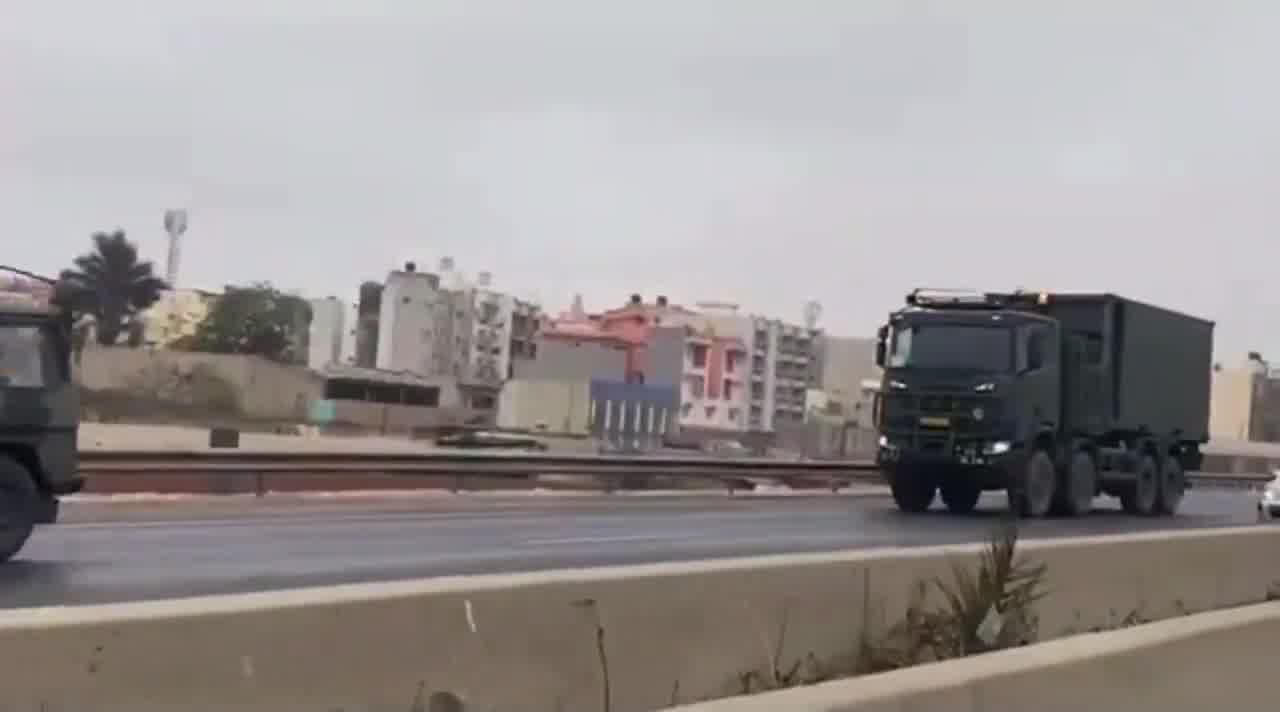 Französische Militärkonvois verlassen ihre Stützpunkte in Dakar und übergeben sie den senegalesischen Streitkräften. Dies folgt auf die Entscheidung der neu gebildeten Regierung, alle ausländischen Truppen aus dem Land zu vertreiben. Der vollständige Abzug soll bis September 2025 abgeschlossen sein.