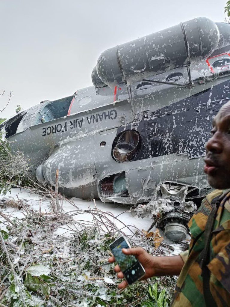 Ghana: Se declaran tres días de luto nacional tras el accidente de un helicóptero militar que mató a ocho personas, entre ellas el ministro de Defensa, Edward Omane Boamah, y el ministro de Medio Ambiente, Ibrahim Murtala Muhammed.