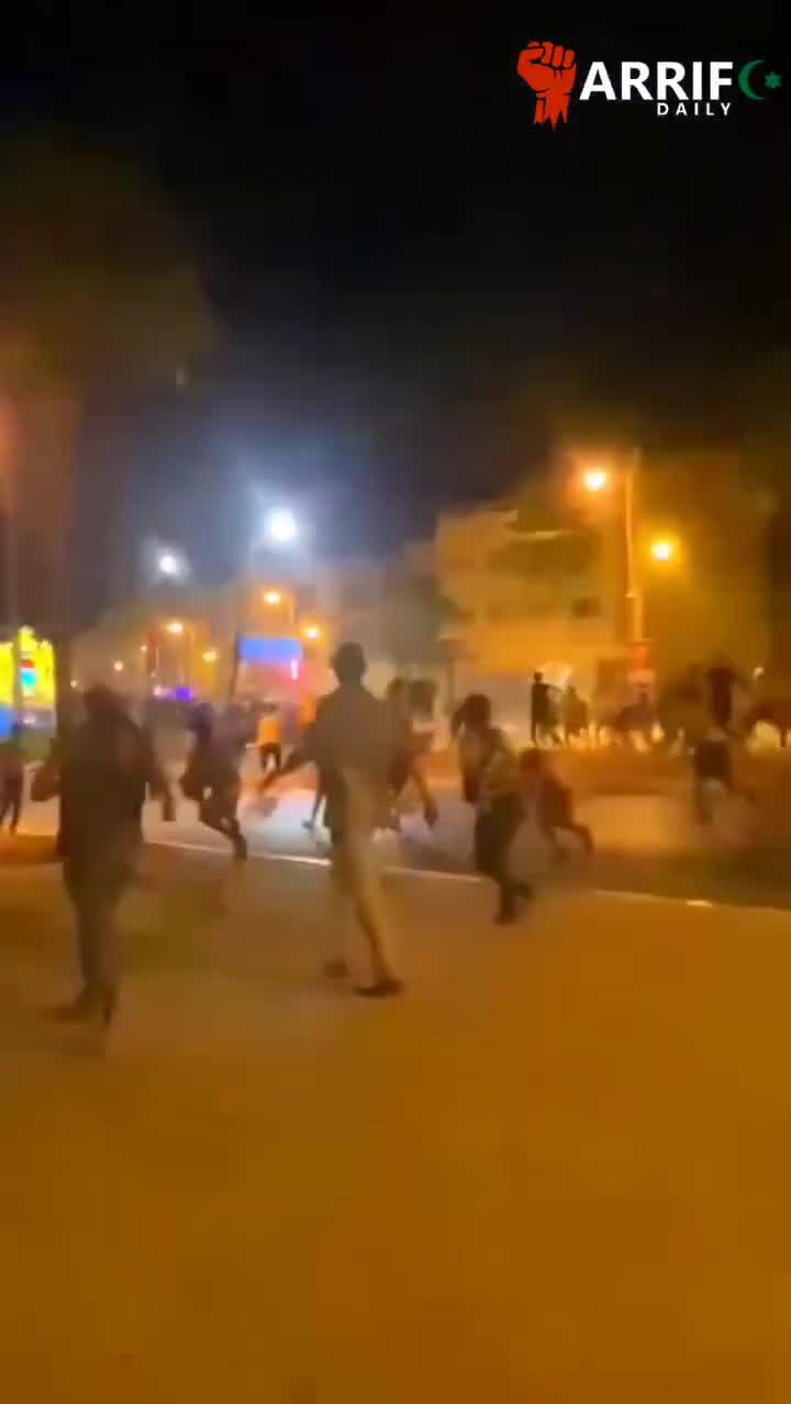 Morocco: following the passing of Ahmed Zafzafi and the appearance of his son Nasser, the country's most famous political prisoner, at his funeral, the situation in the Rif is tense.Last night protesters clashed with riot police right in the center of al-Hoceima