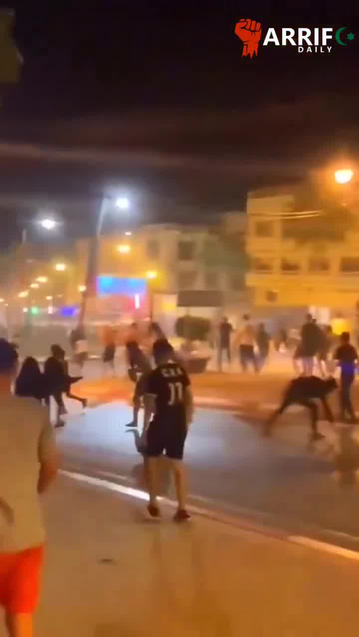 Morocco: following the passing of Ahmed Zafzafi and the appearance of his son Nasser, the country's most famous political prisoner, at his funeral, the situation in the Rif is tense.Last night protesters clashed with riot police right in the center of al-Hoceima