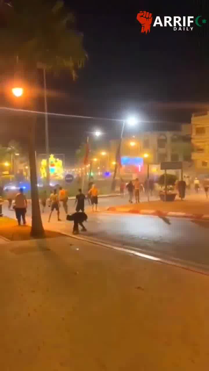 Morocco: following the passing of Ahmed Zafzafi and the appearance of his son Nasser, the country's most famous political prisoner, at his funeral, the situation in the Rif is tense.Last night protesters clashed with riot police right in the center of al-Hoceima